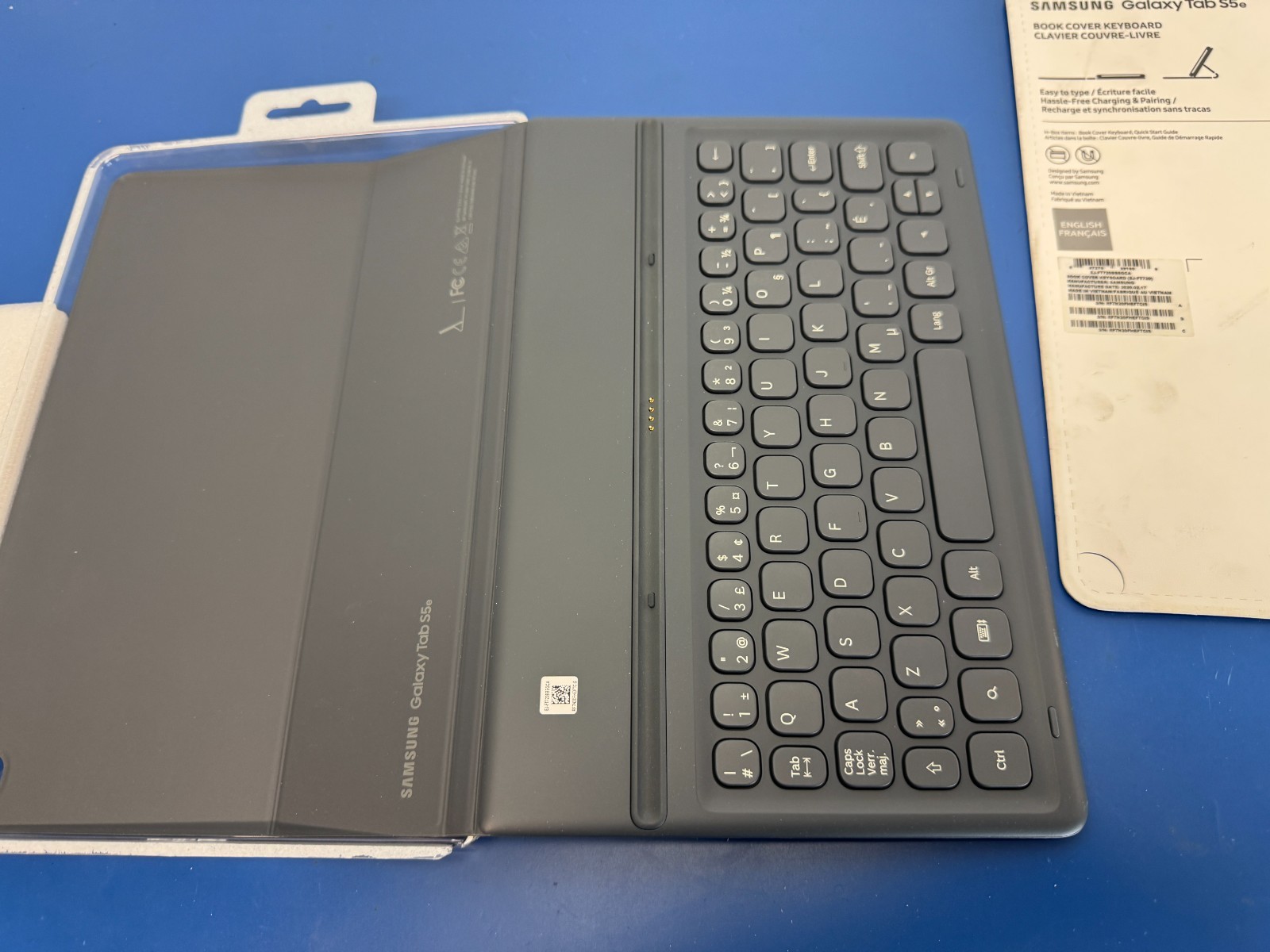 Samsung Book Cover Keyboard for Galaxy Tab S5e Dark Gray Canadian multilingual - Image 4