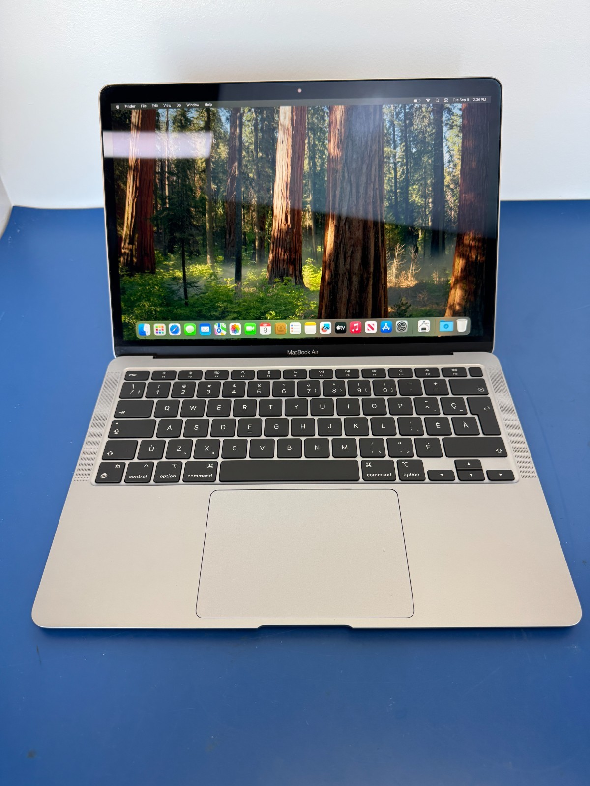 Apple Macbook Air 13.3" M1 Chip 8GB 256GB Space Gray MGN63C/A FRENCH - Image 2
