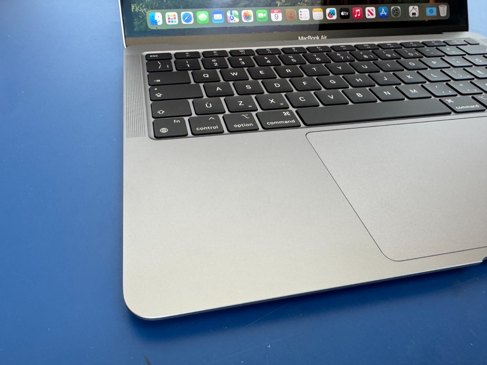 Apple Macbook Air 13.3" M1 Chip 8GB 256GB Space Gray MGN63C/A FRENCH - Image 4