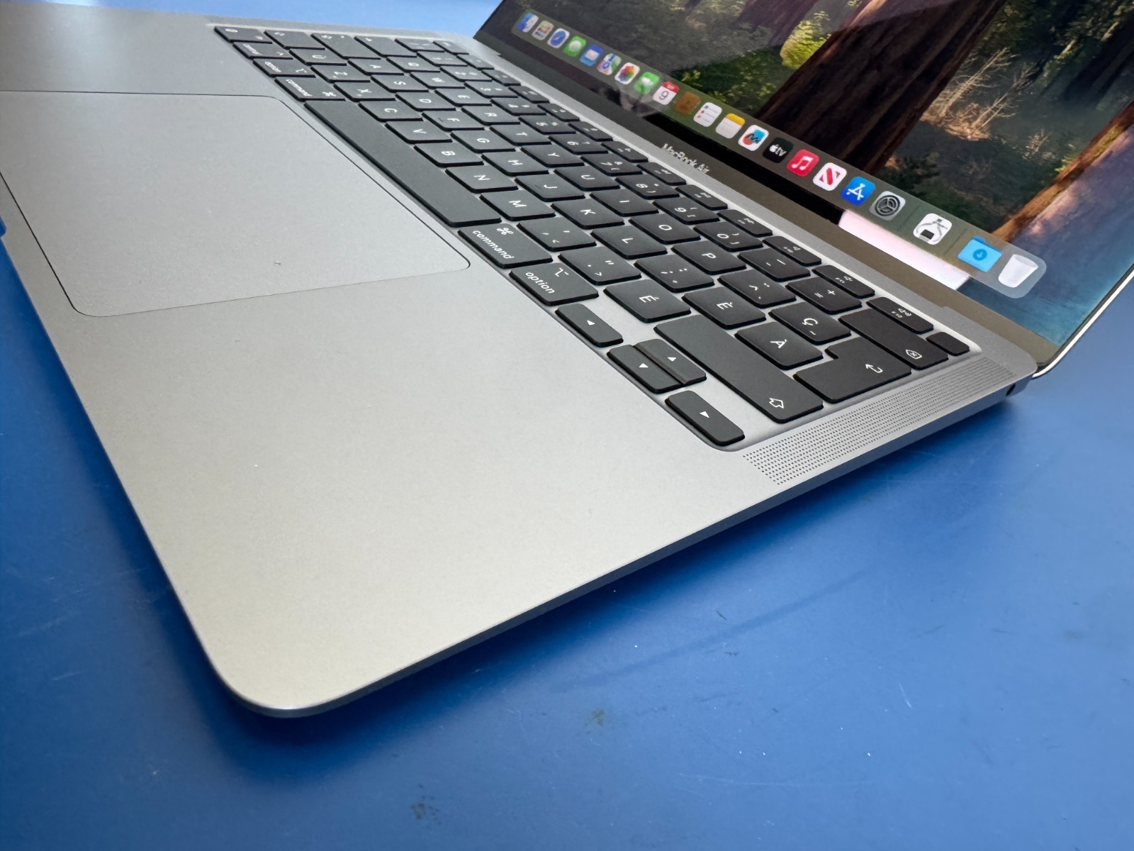 Apple Macbook Air 13.3" M1 Chip 8GB 256GB Space Gray MGN63C/A FRENCH - Image 5