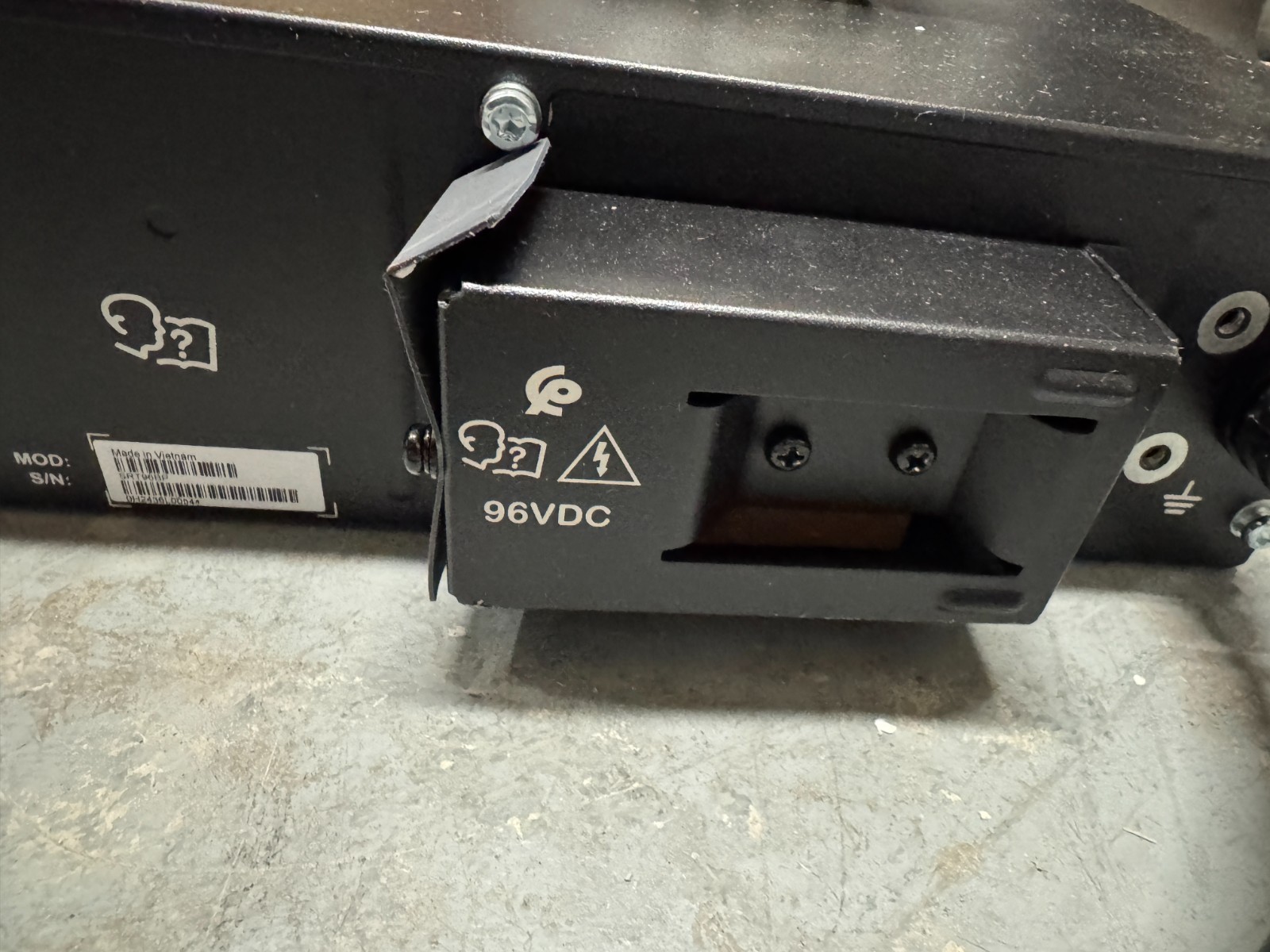 **READ** APC SRT96BP Smart-UPS SRT 96V 3kVA BP - Image 4