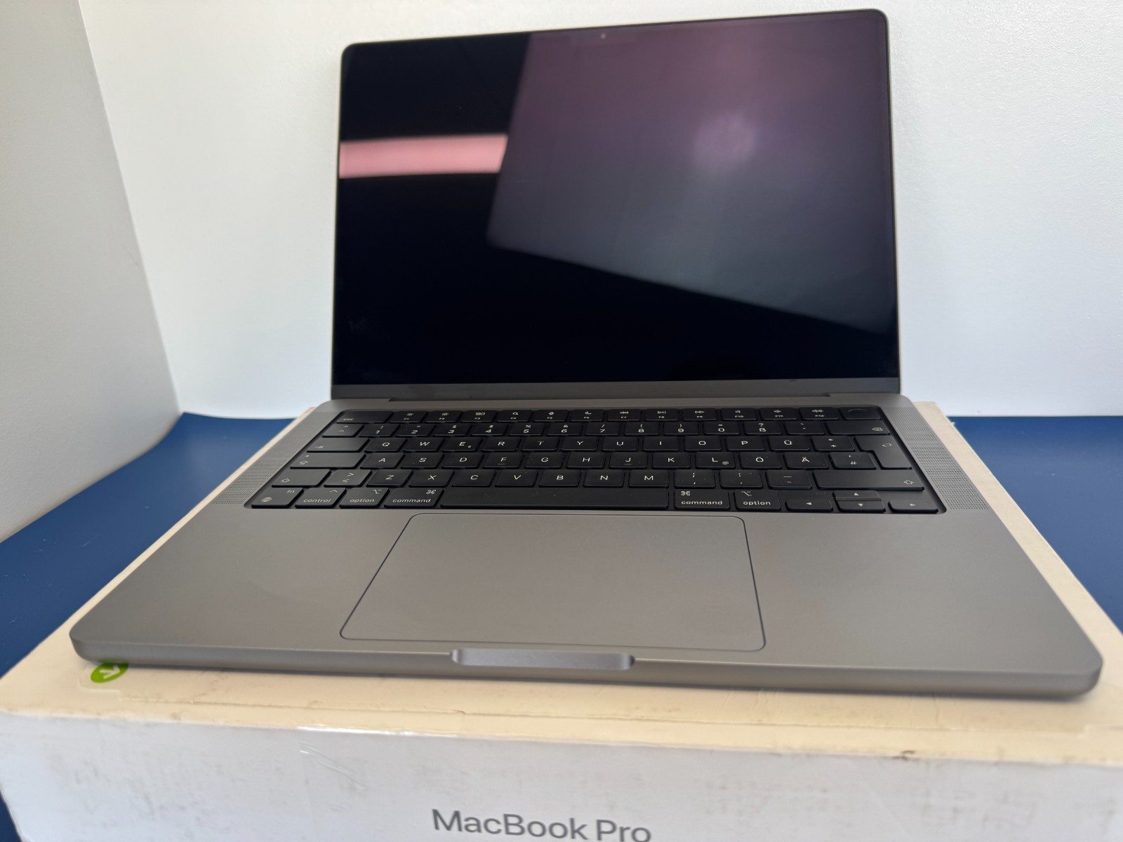 **READ** Apple MacBook Pro 14" M1 Pro 14-Core GPU A2442 16GB RAM 512GB SSD - Image 2