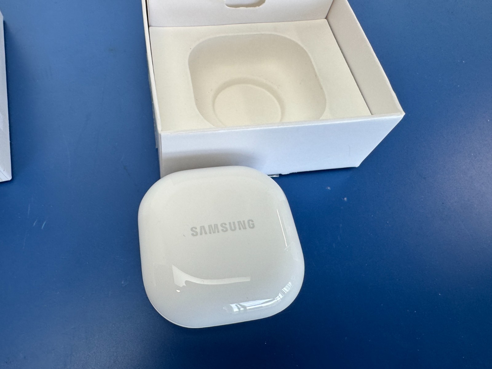 Samsung Galaxy Buds FE (SM-R400NZWAXAC) Truly Wireless Bluetooth Earbuds- White - Image 4