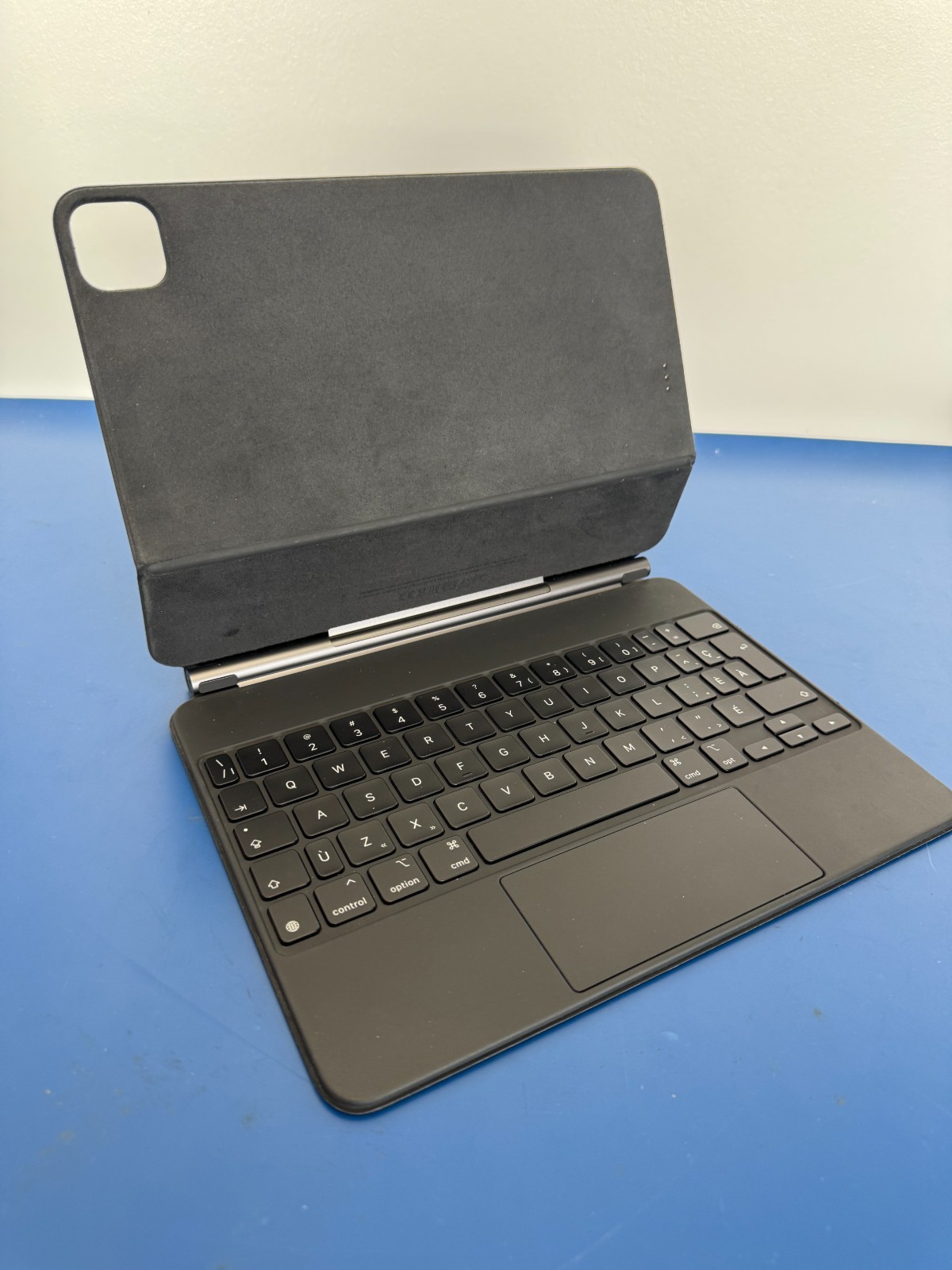 Apple iPad Magic Keyboard Black French Canadian MXQT2C/A for iPad Pro 11" - Image 3