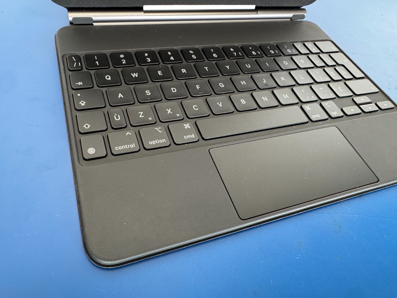 Apple iPad Magic Keyboard Black French Canadian MXQT2C/A for iPad Pro 11" - Image 5