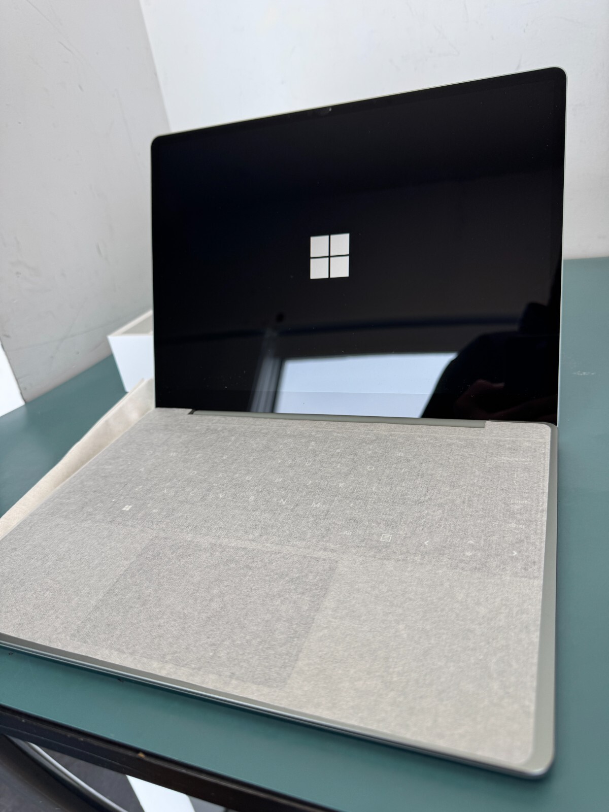 Microsoft Surface Laptop Go 2 2013 12.4” TouchScreen i5-1135G7 8GB 128GB W11H - Image 3