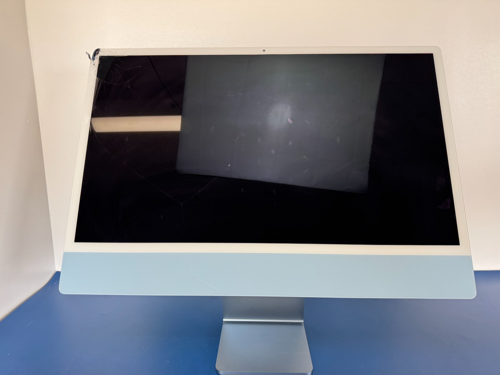 **READ** Apple iMac MJV93LL/A 24" Blue M1, 8GB RAM, 256GB SSD - Image 11