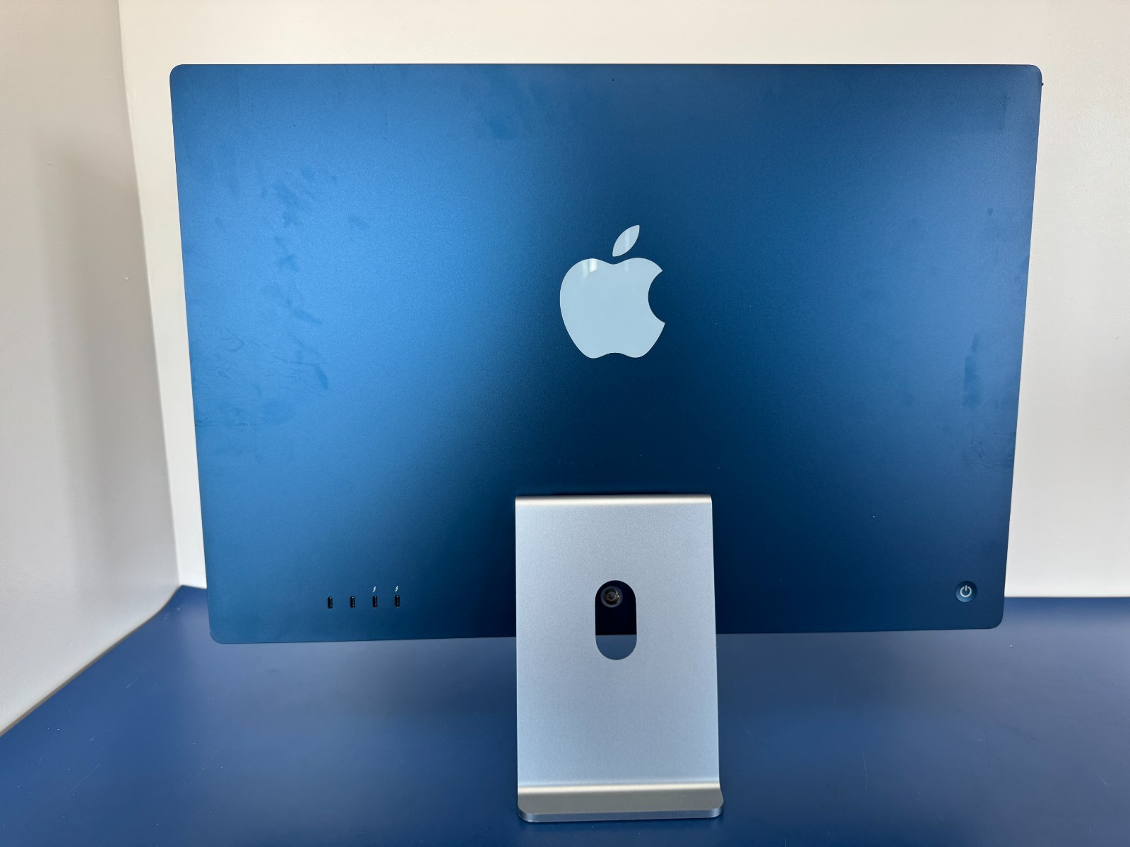 **READ** Apple iMac MJV93LL/A 24" Blue M1, 8GB RAM, 256GB SSD - Image 16