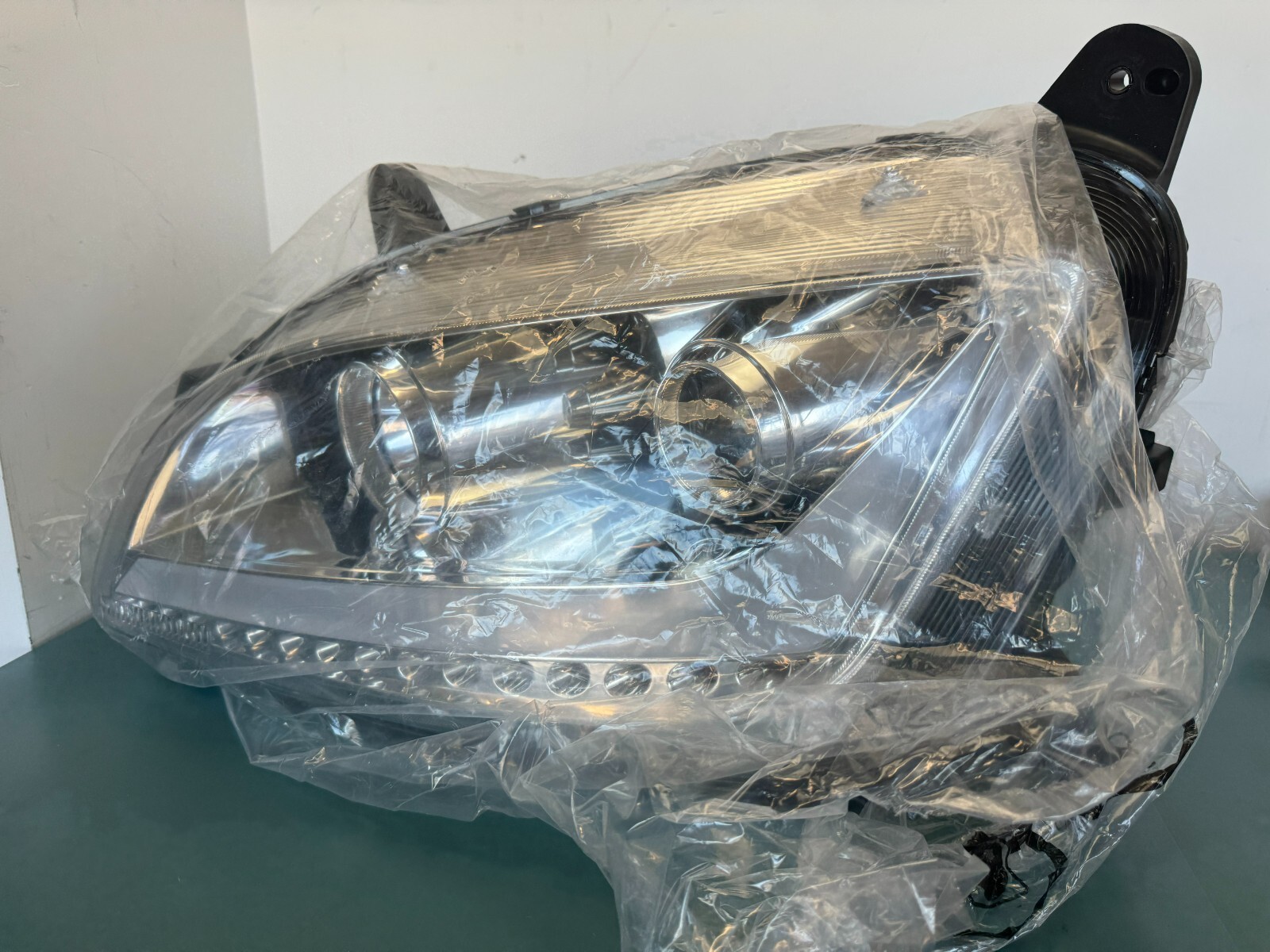 United Pacific 35812 Projection Headlight Assembly Lh Chrome Peterbilt 587 10-16 - Image 3