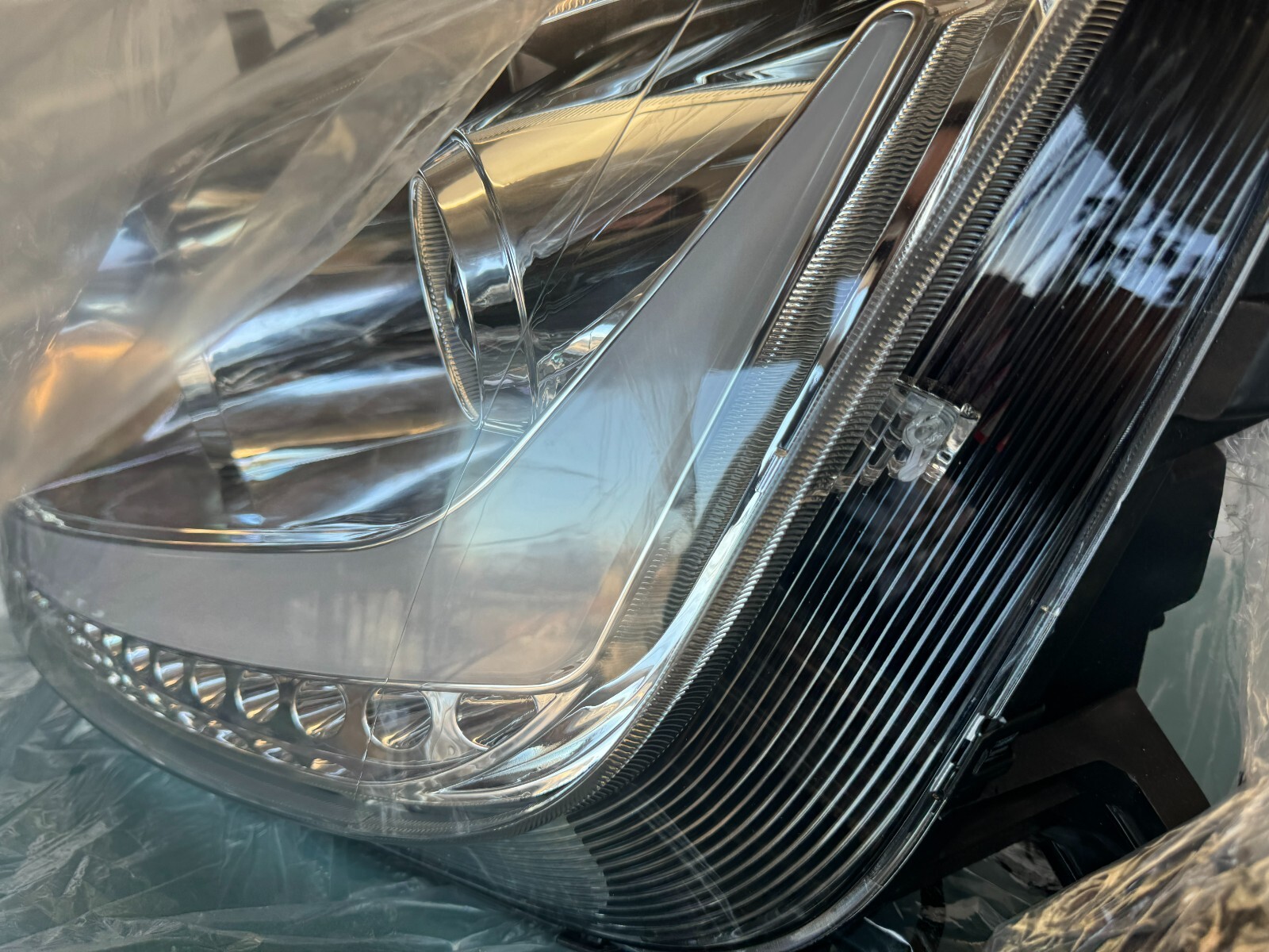 United Pacific 35812 Projection Headlight Assembly Lh Chrome Peterbilt 587 10-16 - Image 4