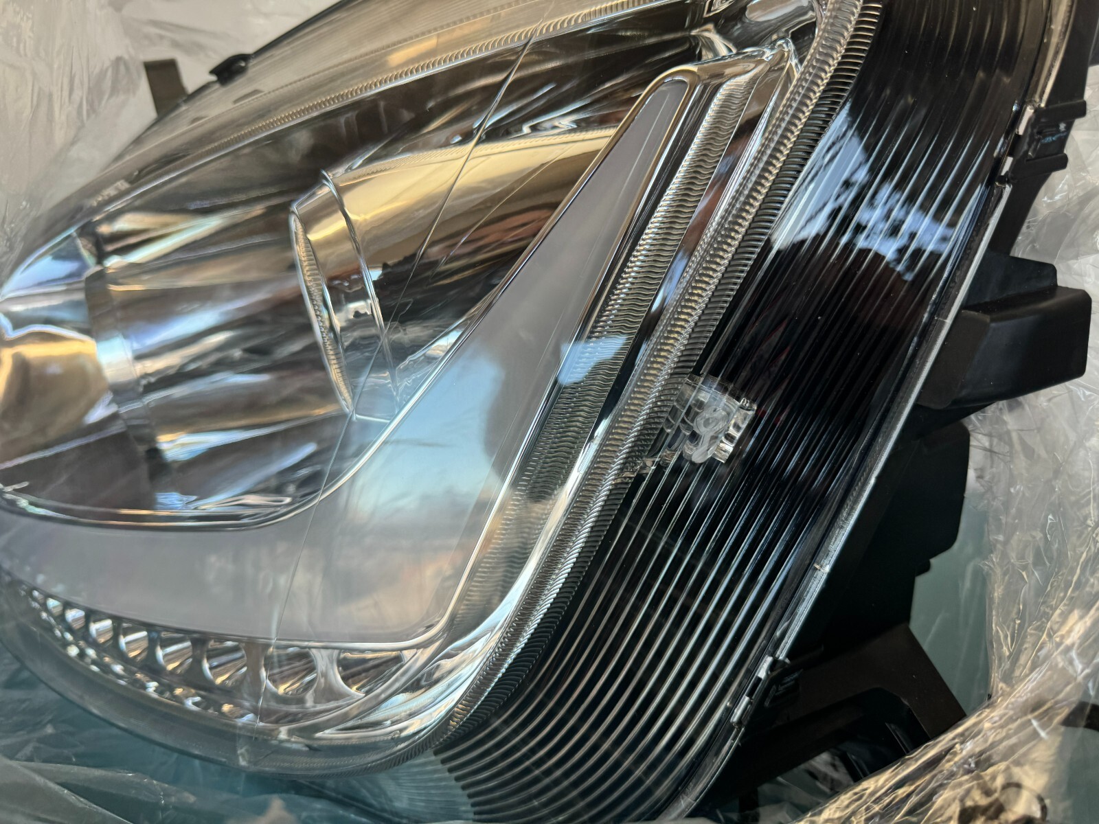 United Pacific 35812 Projection Headlight Assembly Lh Chrome Peterbilt 587 10-16 - Image 5