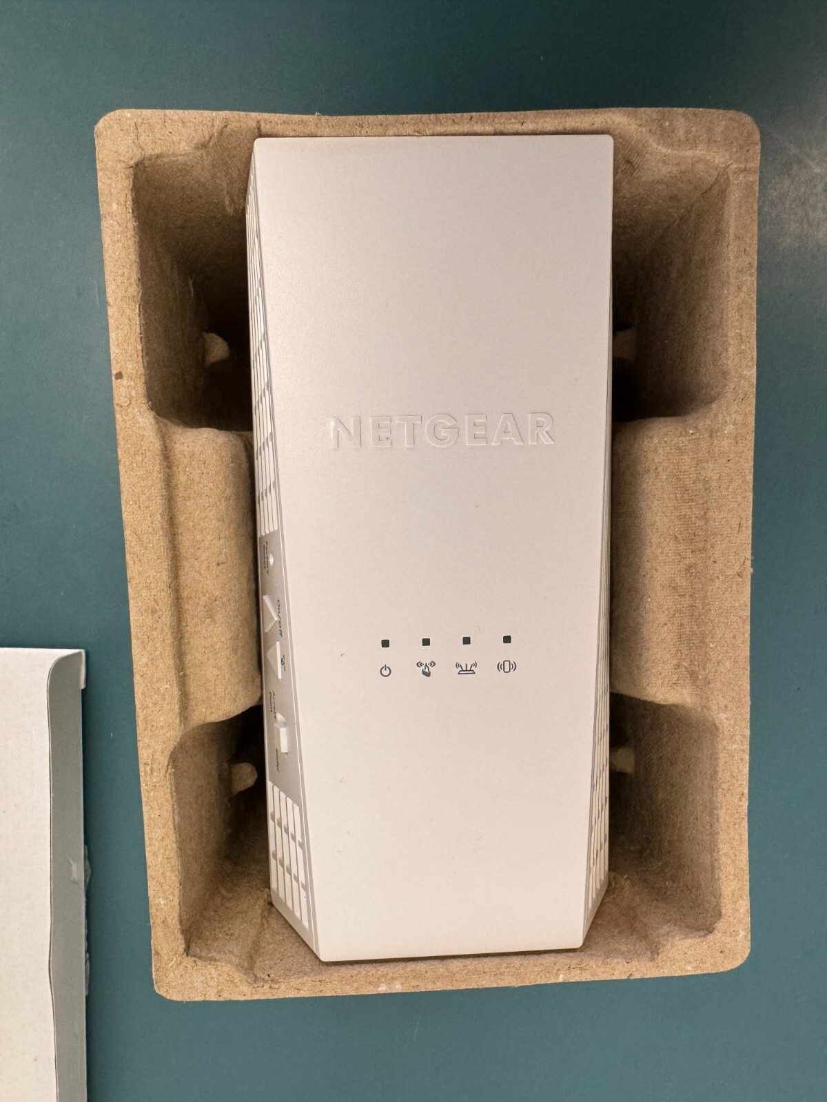 NETGEAR AC1900 WiFi Mesh Extender - EX6400100NAS (EX6400v3) - Image 3