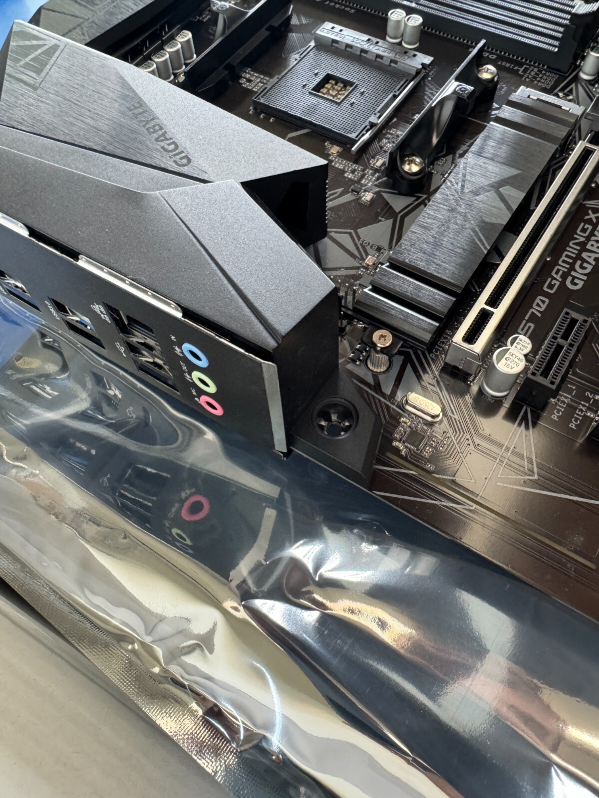 Gigabyte X570 UD Motherboard AMD AM4 AMD X570 DDR4 M.2 USB 3.2 ATX HDMI PS/2 - Image 7