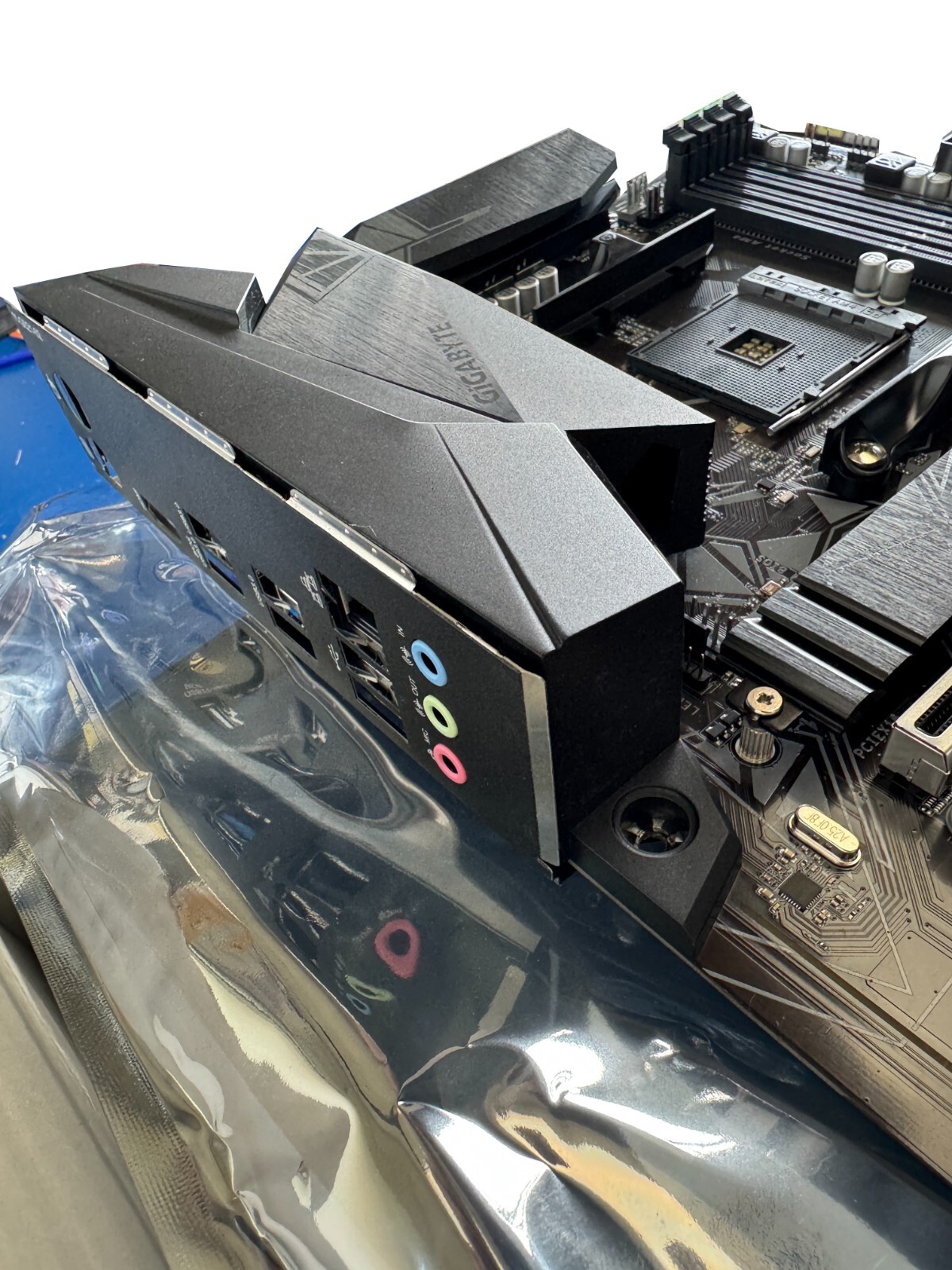 Gigabyte X570 UD Motherboard AMD AM4 AMD X570 DDR4 M.2 USB 3.2 ATX HDMI PS/2 - Image 11