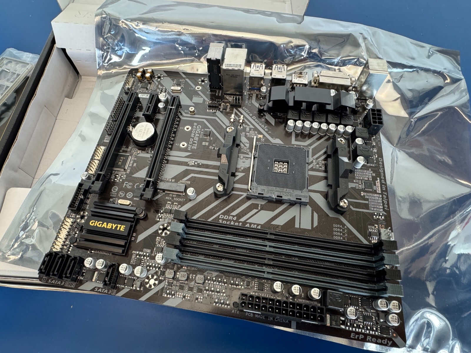 GIGABYTE B450M DS3H Motherboard AMD B450 Socket AM4 DDR4 M.2 M-ATX HDMI Ryzen - Image 6