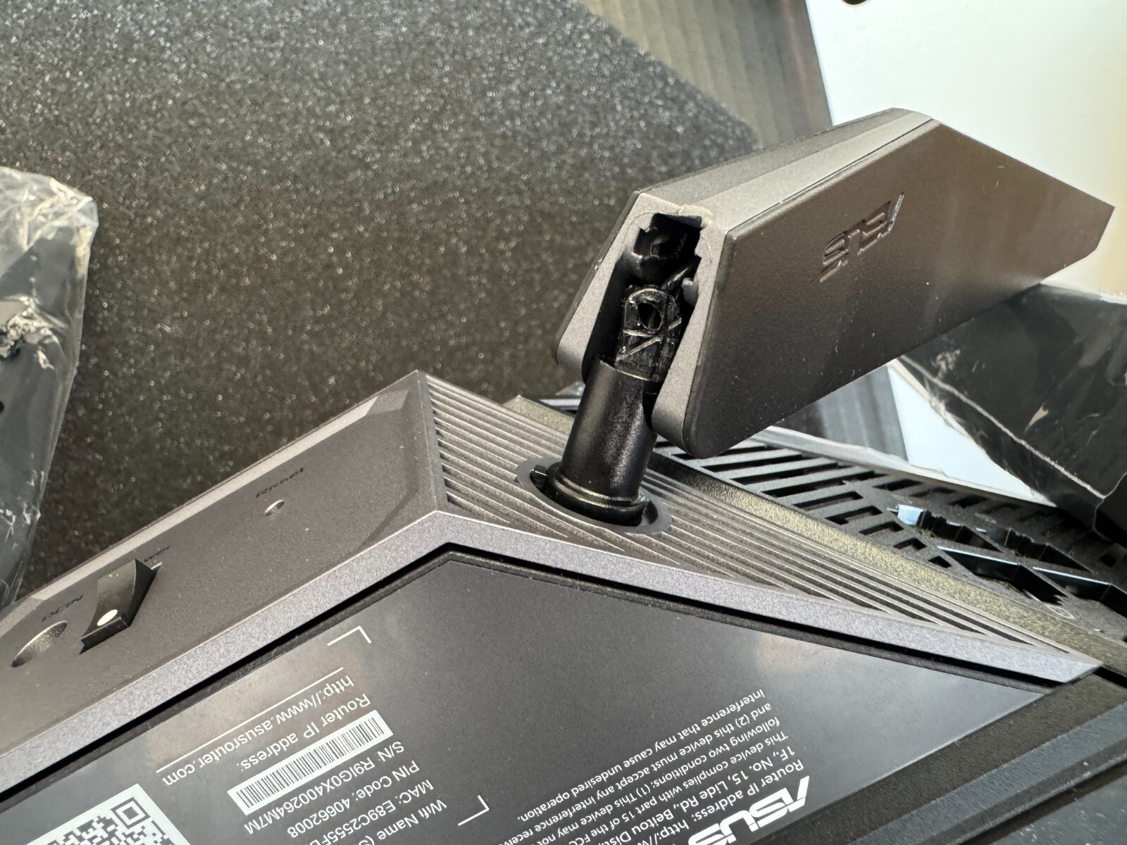 *READ** Asus ROG Rapture GT-AXE11000 Wi-Fi 6 IEEE 802.11ax Wireless Router - Image 5