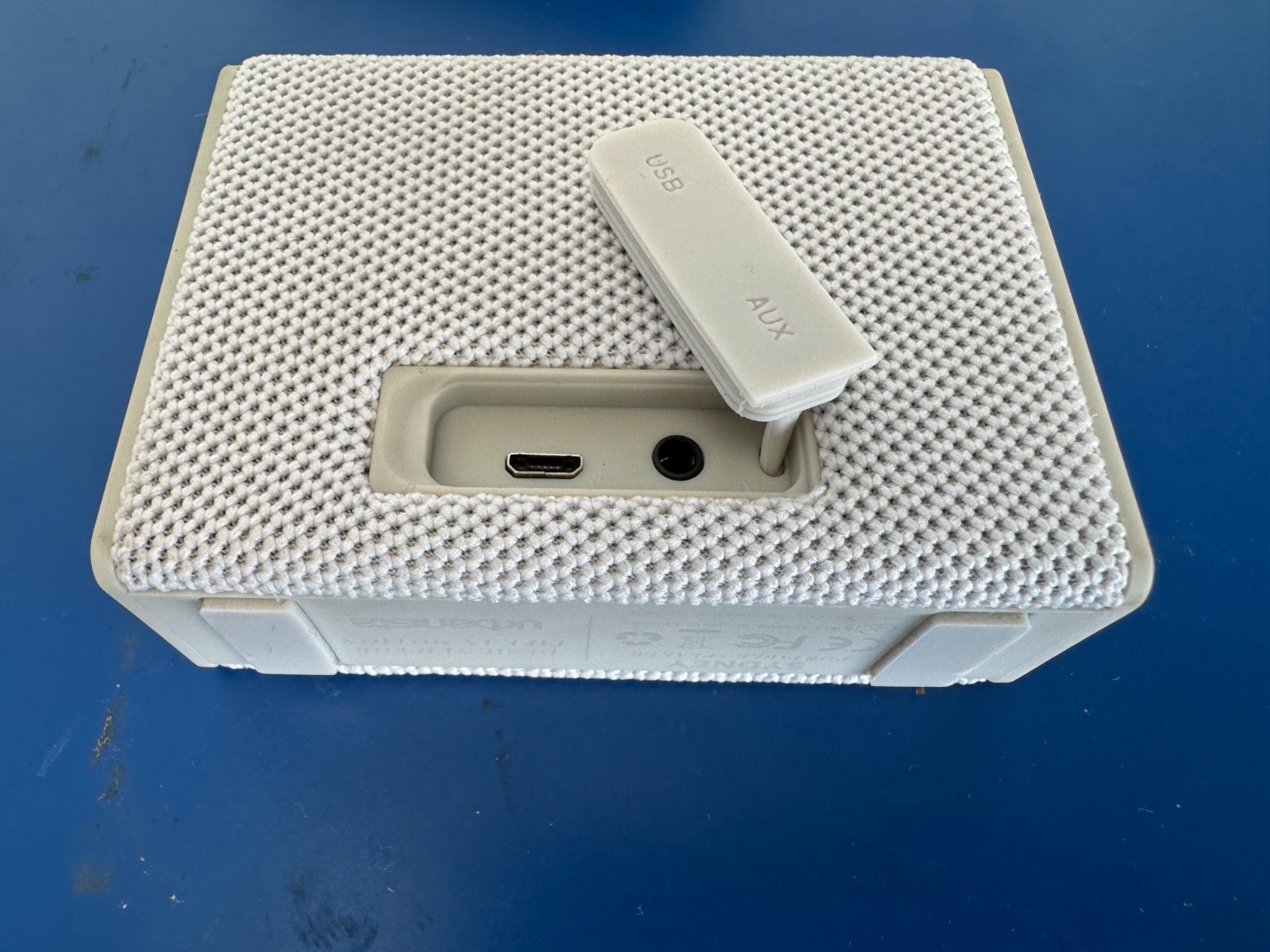 Sydney Portable Speaker - White - Bluetooth battery powered - Image 4