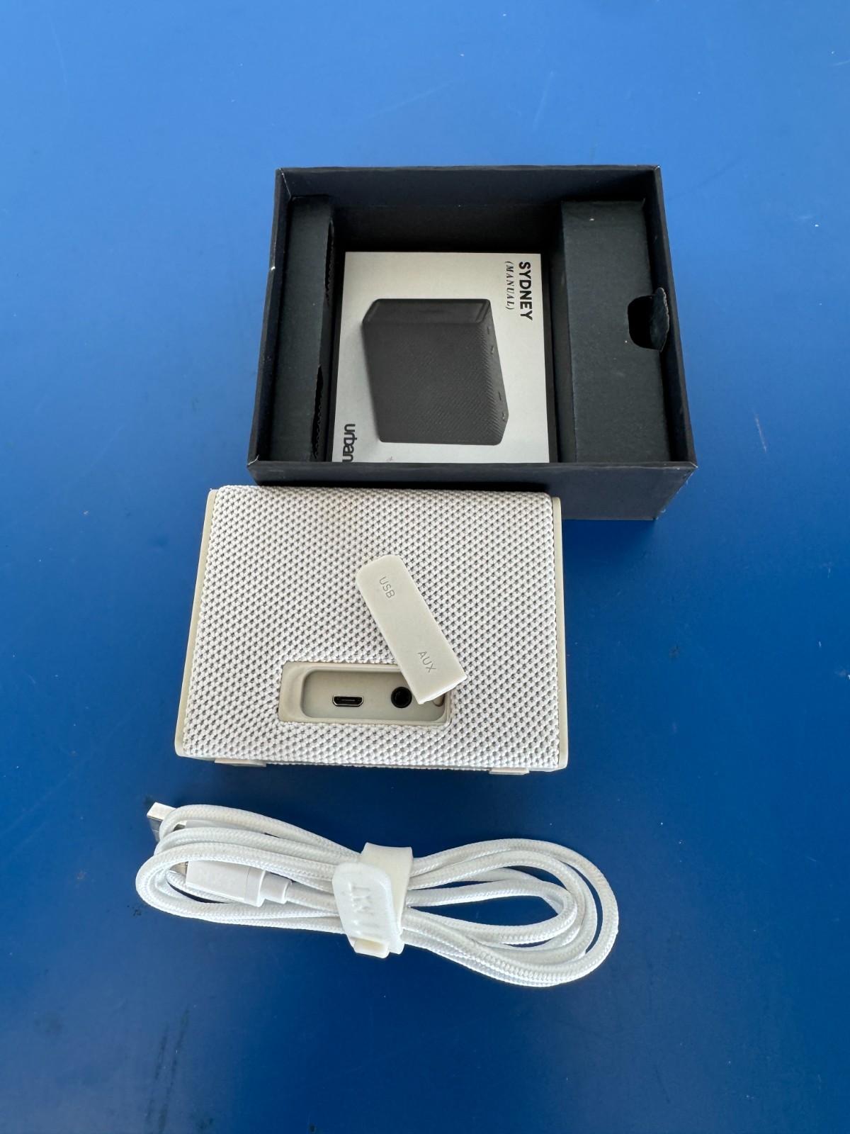 Sydney Portable Speaker - White - Bluetooth battery powered - Image 5