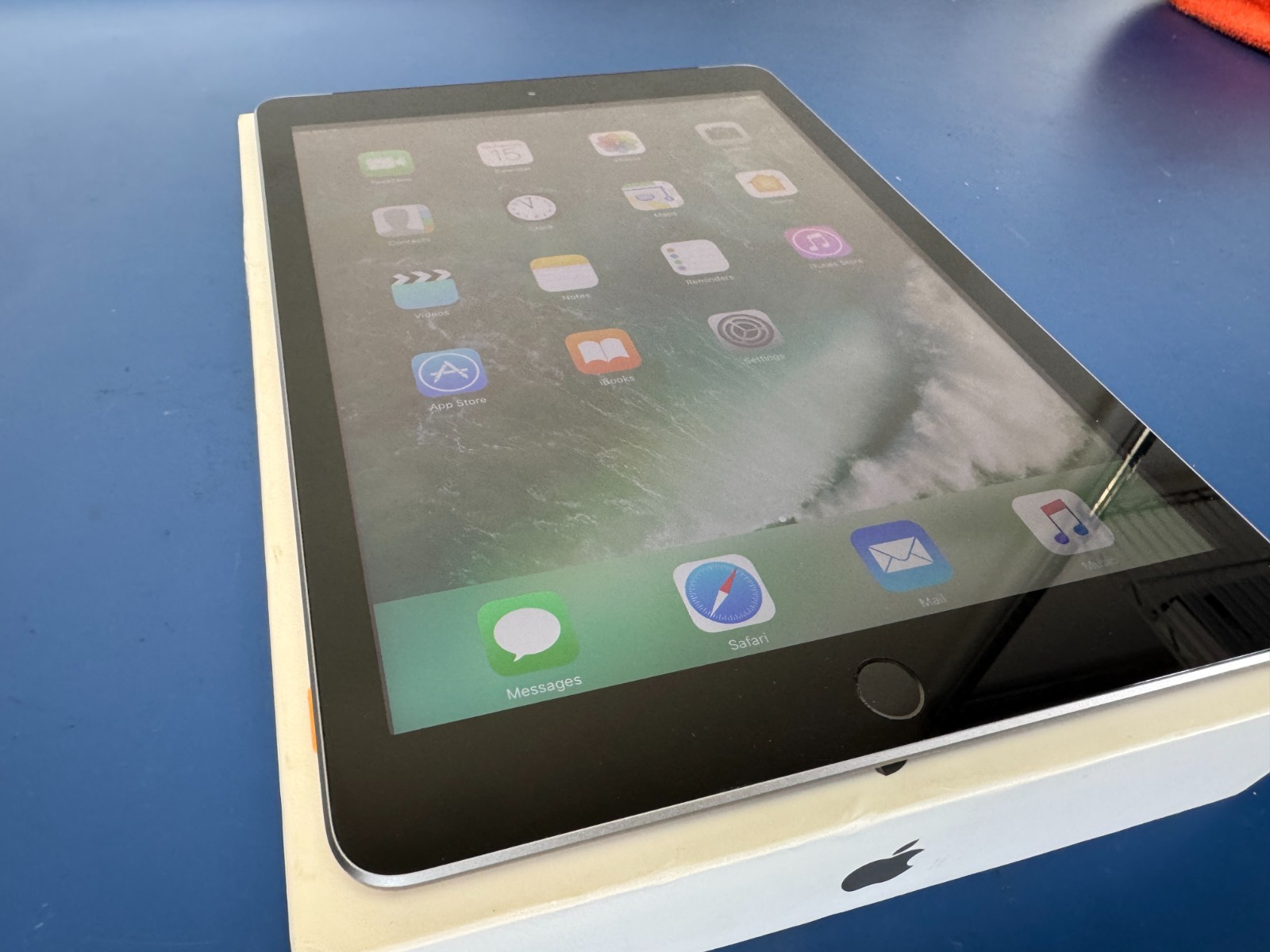 iOS 10.3.2 Apple iPad 5th Generation A1823 32GB Wi-Fi + 4G LTE Cellular 9.7 - Image 2
