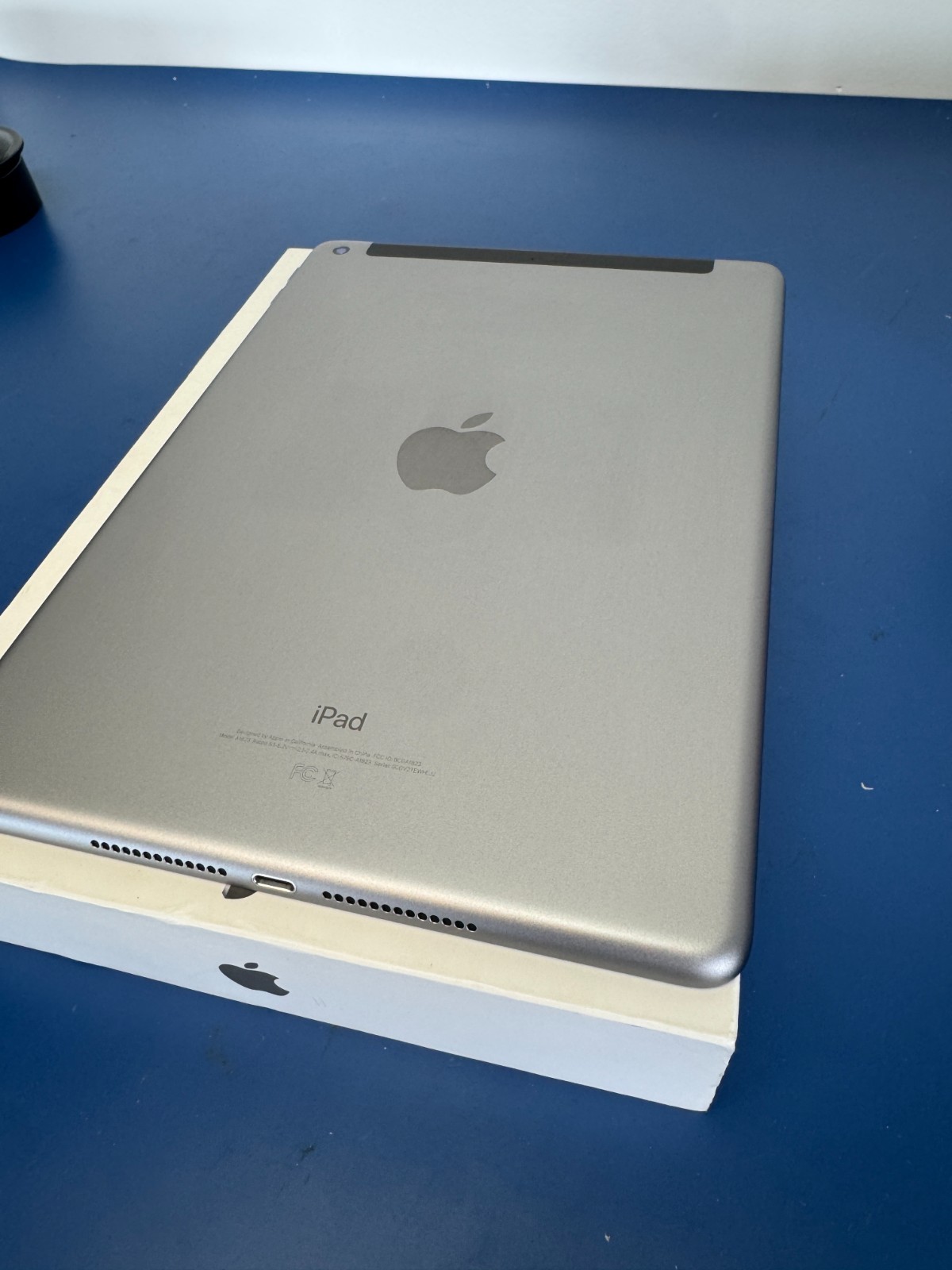 iOS 10.3.2 Apple iPad 5th Generation A1823 32GB Wi-Fi + 4G LTE Cellular 9.7 - Image 6