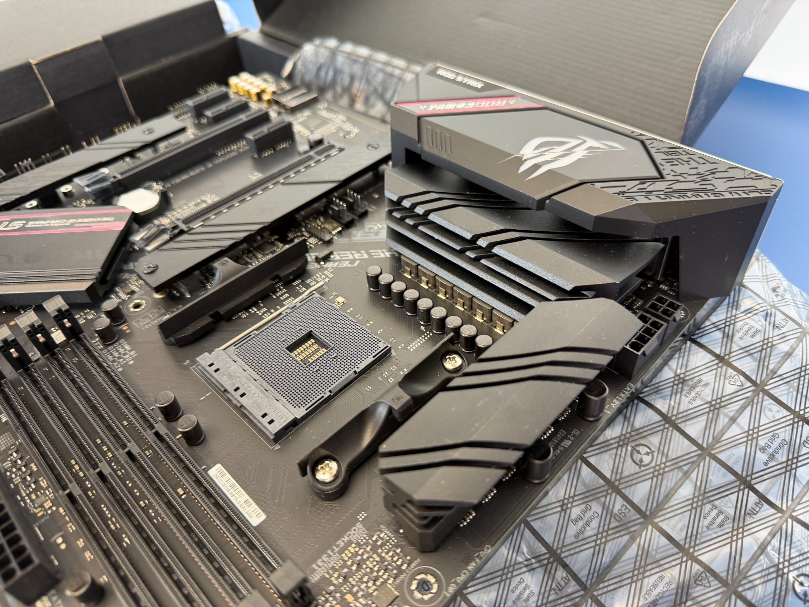 ASUS ROG STRIX B550-F GAMING WIFI II AM4 AMD B550 SATA 6Gb/s ATX AMD Motherboard - Image 7