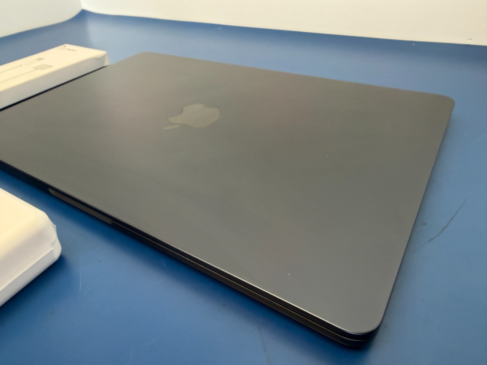 2025 Apple MacBook Air 13-inch M4 Chip 16GB RAM 512GB SSD Midnight MW133LL/A - Image 4