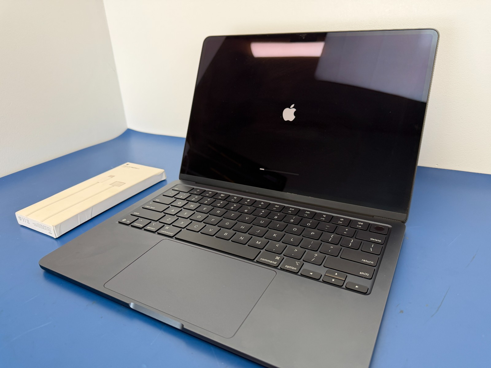 2025 Apple MacBook Air 13-inch M4 Chip 16GB RAM 512GB SSD Midnight MW133LL/A - Image 9
