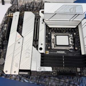 ASUS ROG STRIX X670E-A GAMING WIFI 6E Socket AM5 (LGA 1718) Ryzen 7000 & 9000