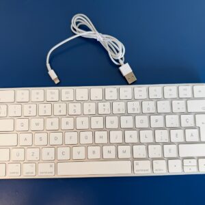 Apple Magic Keyboard A1644 MLA22VC/A FRENCH Francais Canadien Wireless Bluetooth