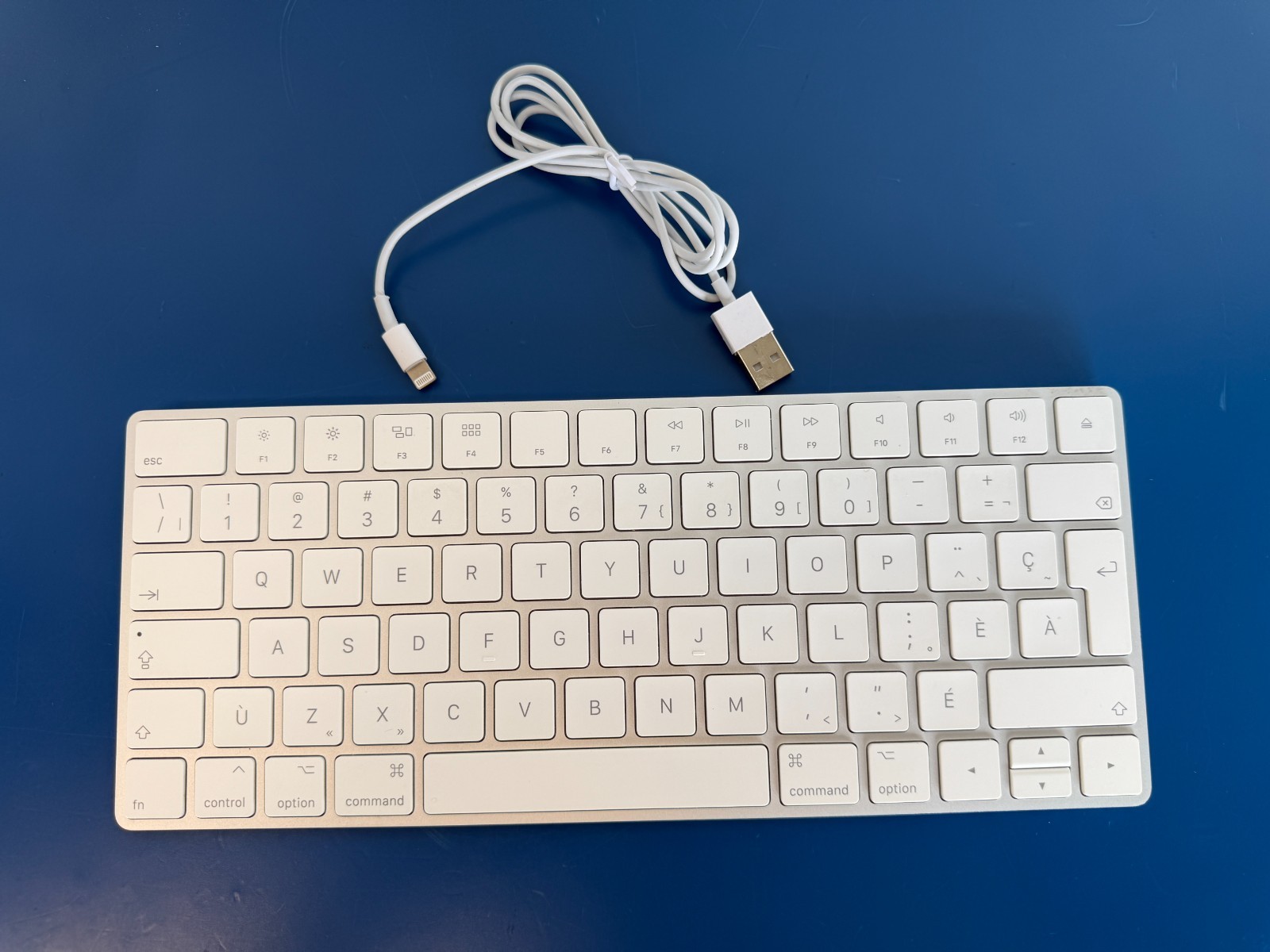 Apple Magic Keyboard A1644 MLA22VC/A FRENCH Francais Canadien Wireless Bluetooth