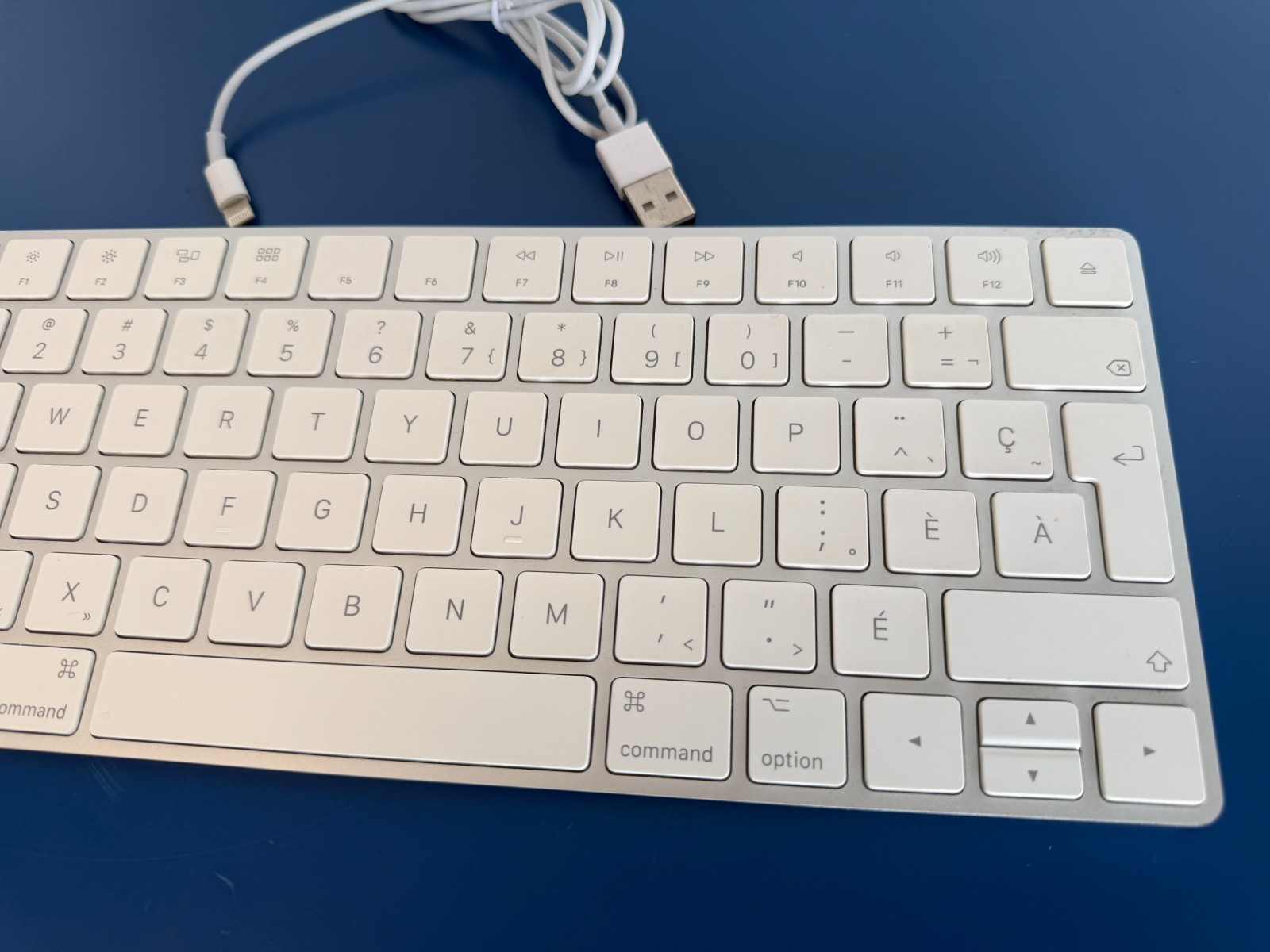 Apple Magic Keyboard A1644 MLA22VC/A FRENCH Francais Canadien Wireless Bluetooth - Image 2