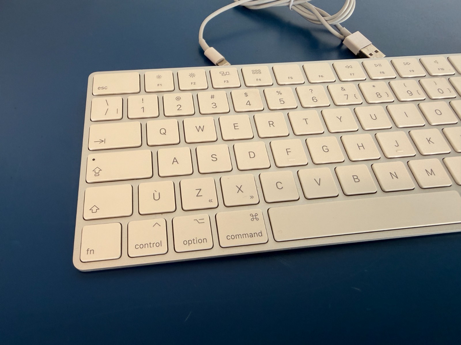 Apple Magic Keyboard A1644 MLA22VC/A FRENCH Francais Canadien Wireless Bluetooth - Image 3