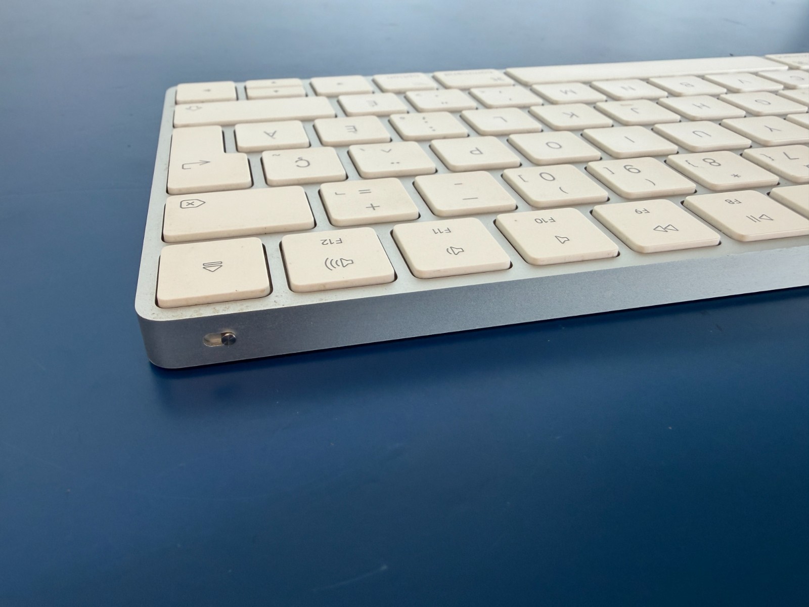 Apple Magic Keyboard A1644 MLA22VC/A FRENCH Francais Canadien Wireless Bluetooth - Image 8