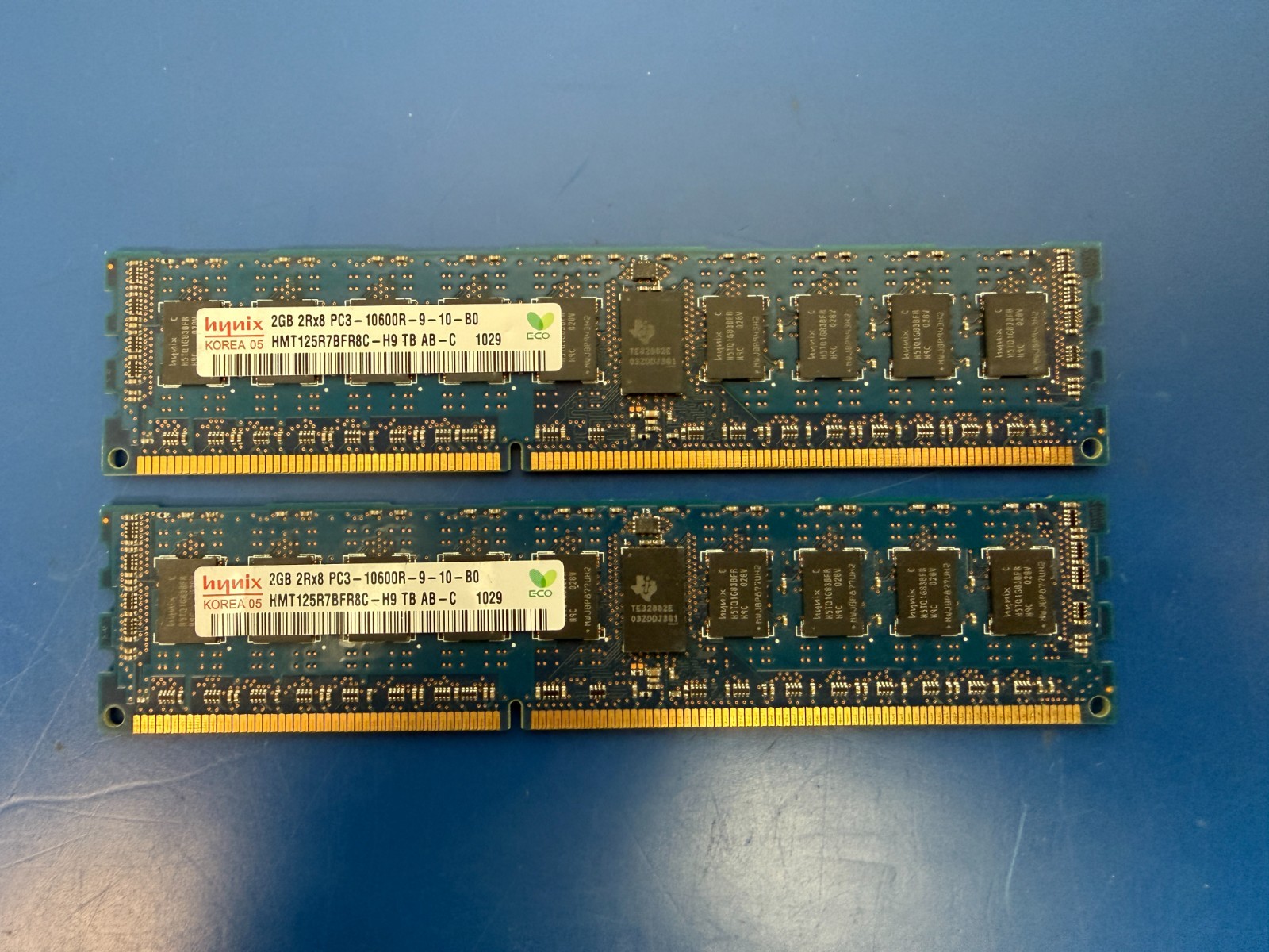 2 x 2GB (total 4gb)DDR3 PC3-10600 RDIMM Hynix HMT125R7BFR8C-H9 DDR3 Memory RAM