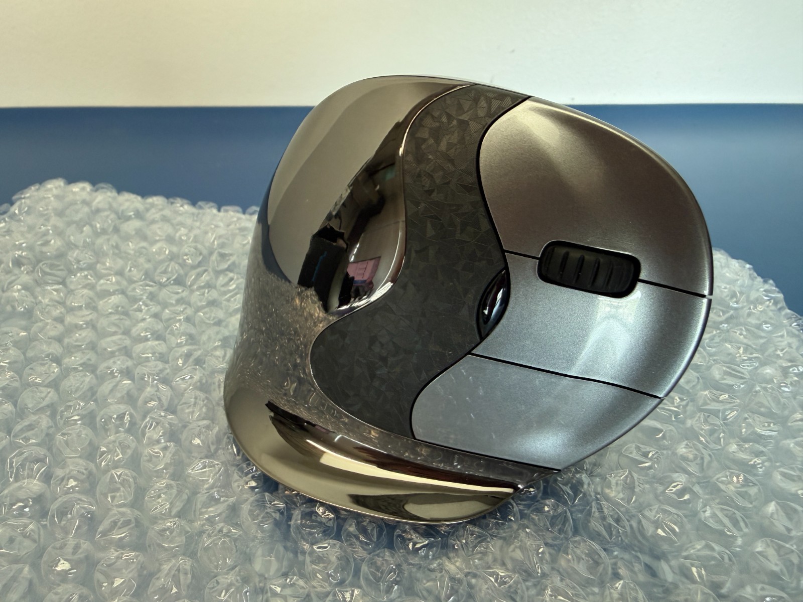 Evoluent Vertical Mouse Wireless Ergonomic Mouse Customizable VMDLW - Image 3