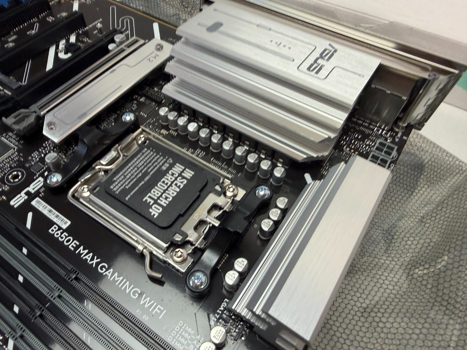 ASUS B650E MAX GAMING WIFI AMD AM5 ATX Motherboard ob - Image 9